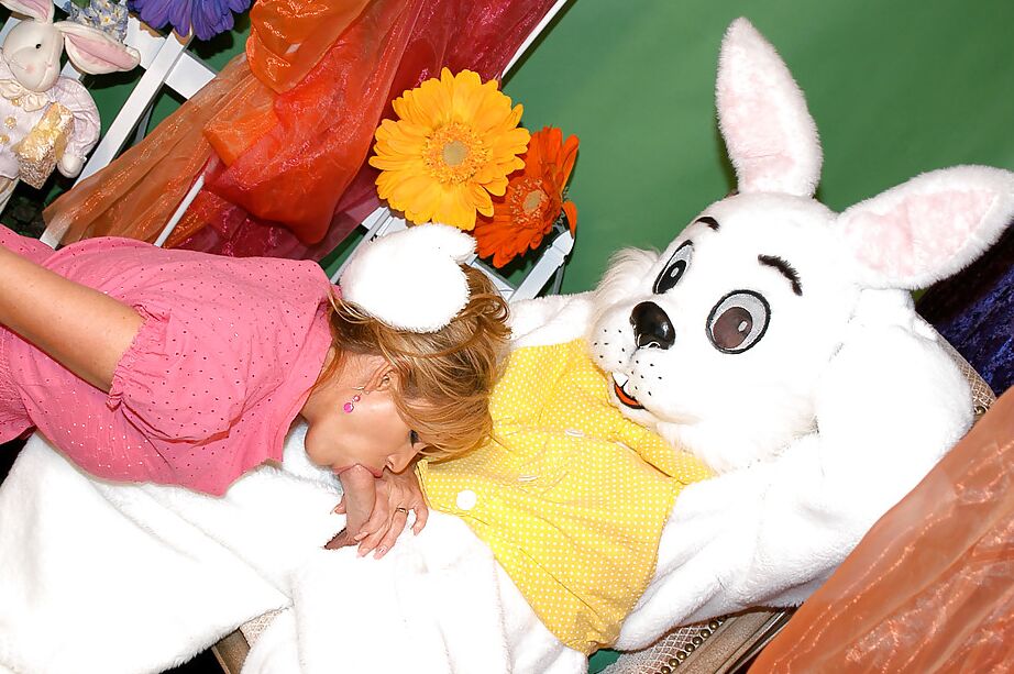 16P L'amatrice habillée Kelly Madison suce la bite dure d'un lapin en jupe