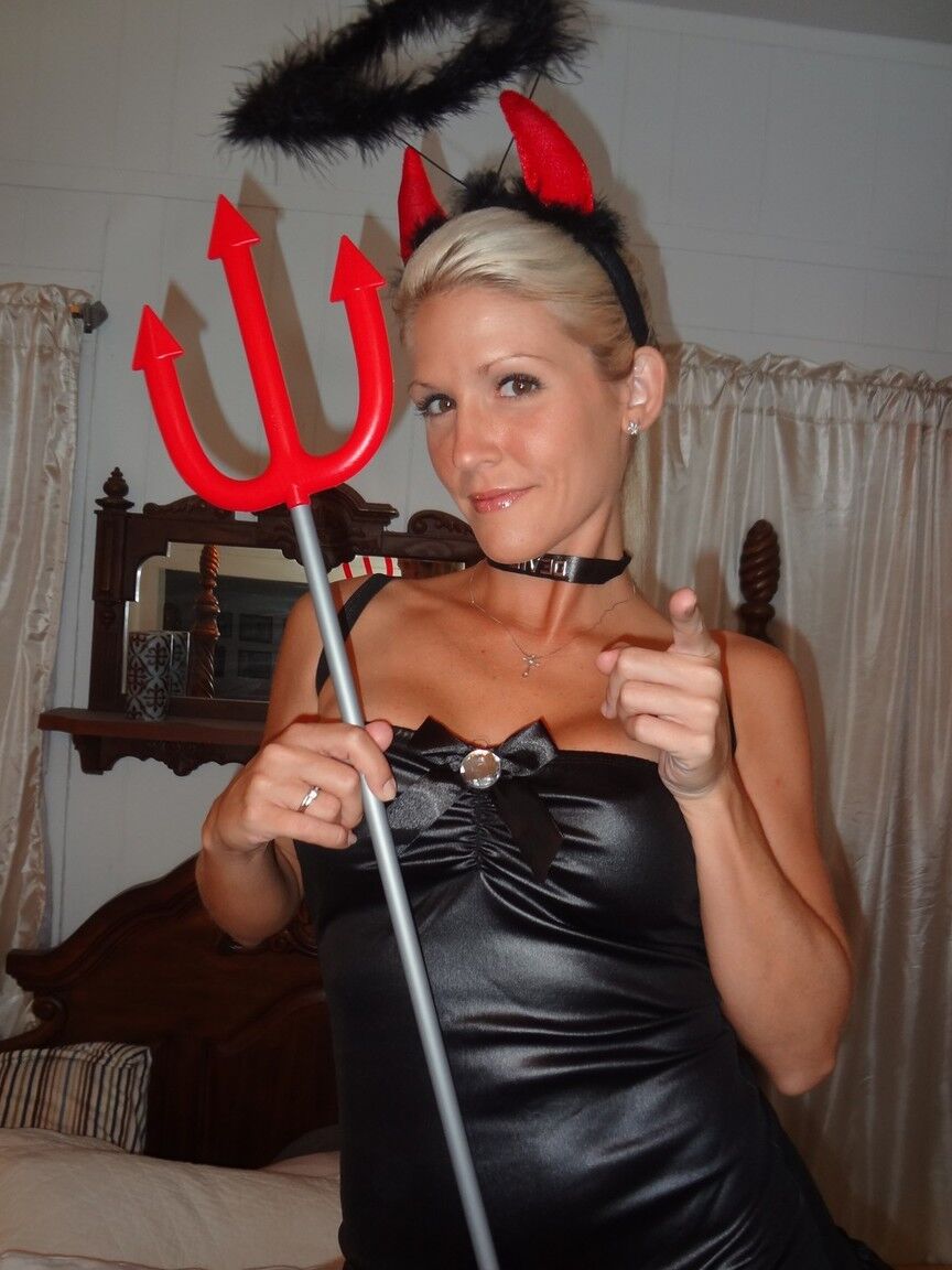 Jolene, amateur blonde platine 16P, montre ses seins et sa chatte dans une tenue de diable