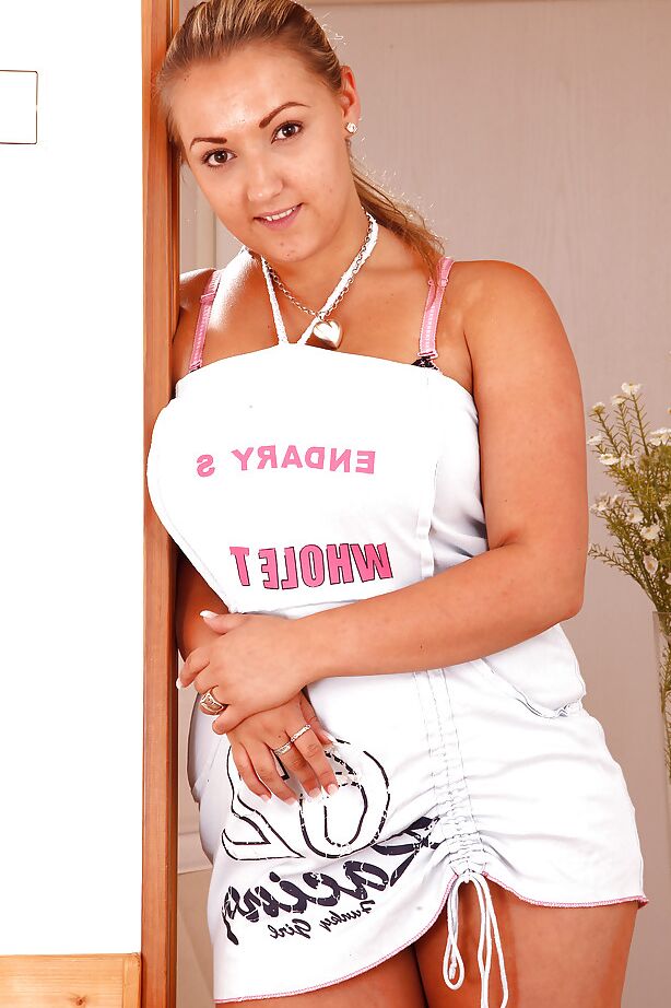 16P Adolescente gorda con enormes tetas desnudándose y jugando consigo misma