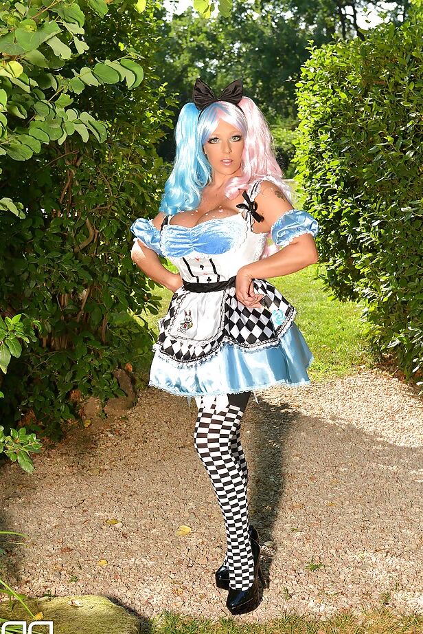 16P La chica solitaria Delzangel liberando grandes tetas del traje de cosplay
