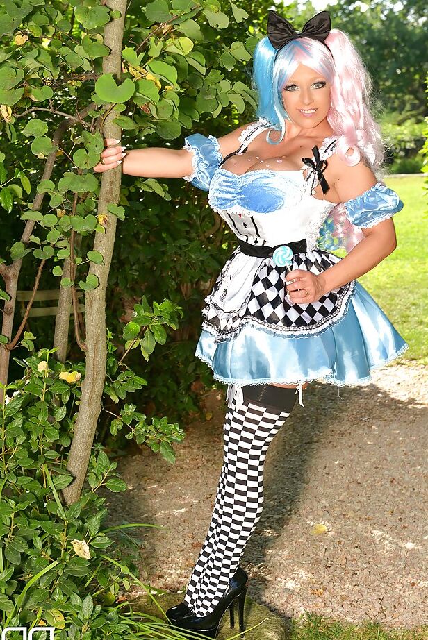 16P La chica solitaria Delzangel liberando grandes tetas del traje de cosplay