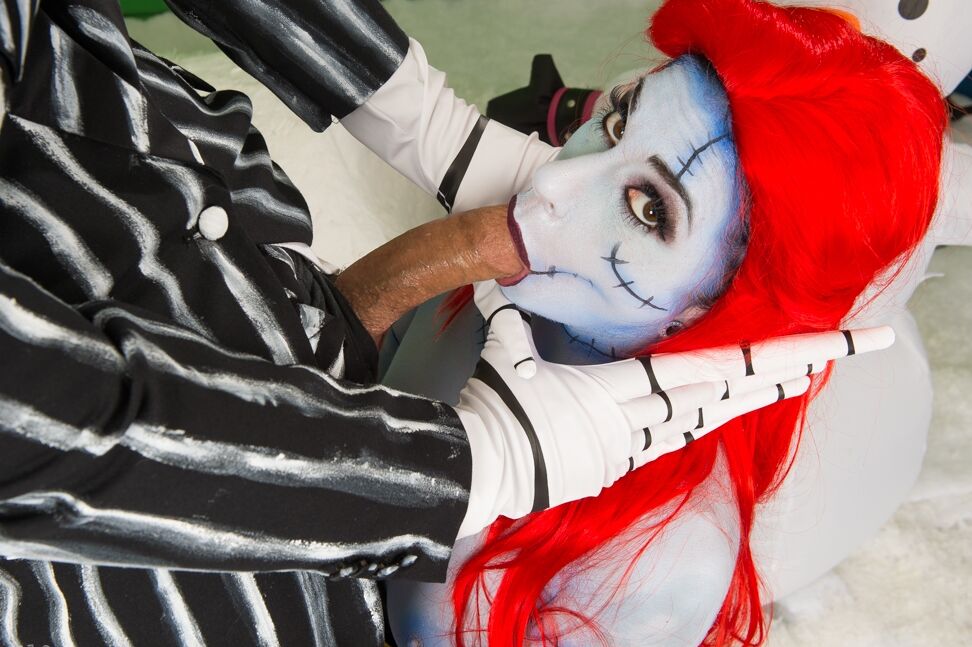 Das 15P-Cosplay-Girl Joanna Angel bekommt nach dem Doggystyle-Fick Sperma auf die großen Titten