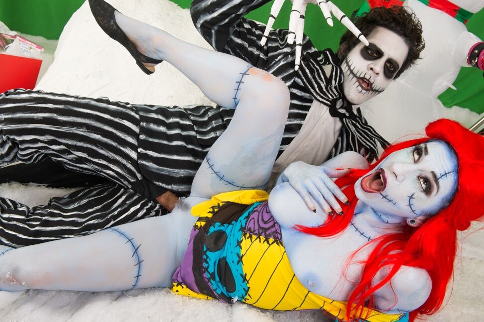 Das 15P-Cosplay-Girl Joanna Angel bekommt nach dem Doggystyle-Fick Sperma auf die großen Titten