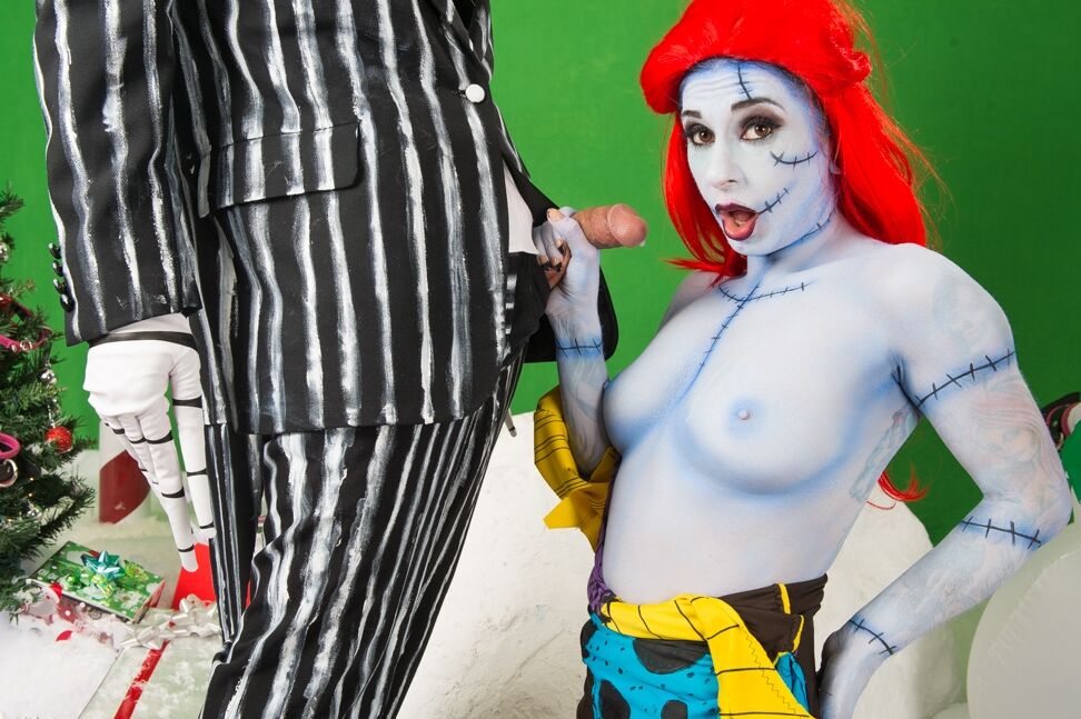 Das 15P-Cosplay-Girl Joanna Angel bekommt nach dem Doggystyle-Fick Sperma auf die großen Titten