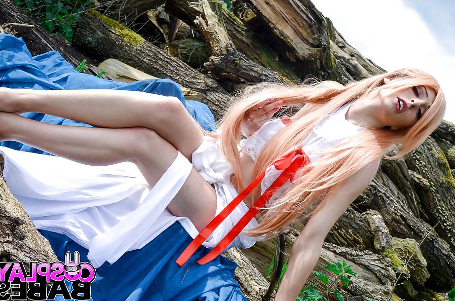 Das 16P blonde Cosplay-Model Jessica Jensen öffnet draußen ihre rosa Schamlippen