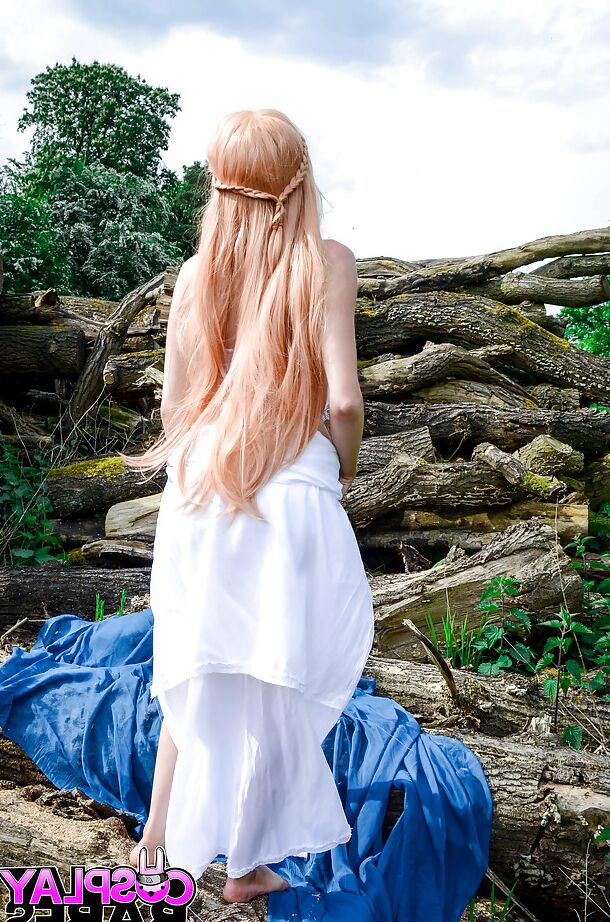 Das 16P blonde Cosplay-Model Jessica Jensen öffnet draußen ihre rosa Schamlippen