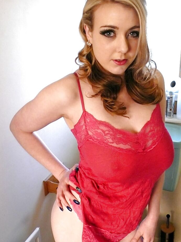 16P La sucia adolescente rubia Sapphire soltando sus grandes tetas naturales antes de masturbarse