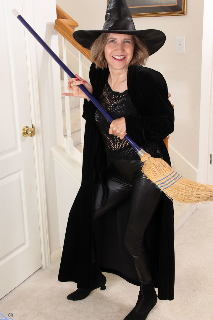 15P Old woman strips off her Witch attire before spreading her twat with red nails