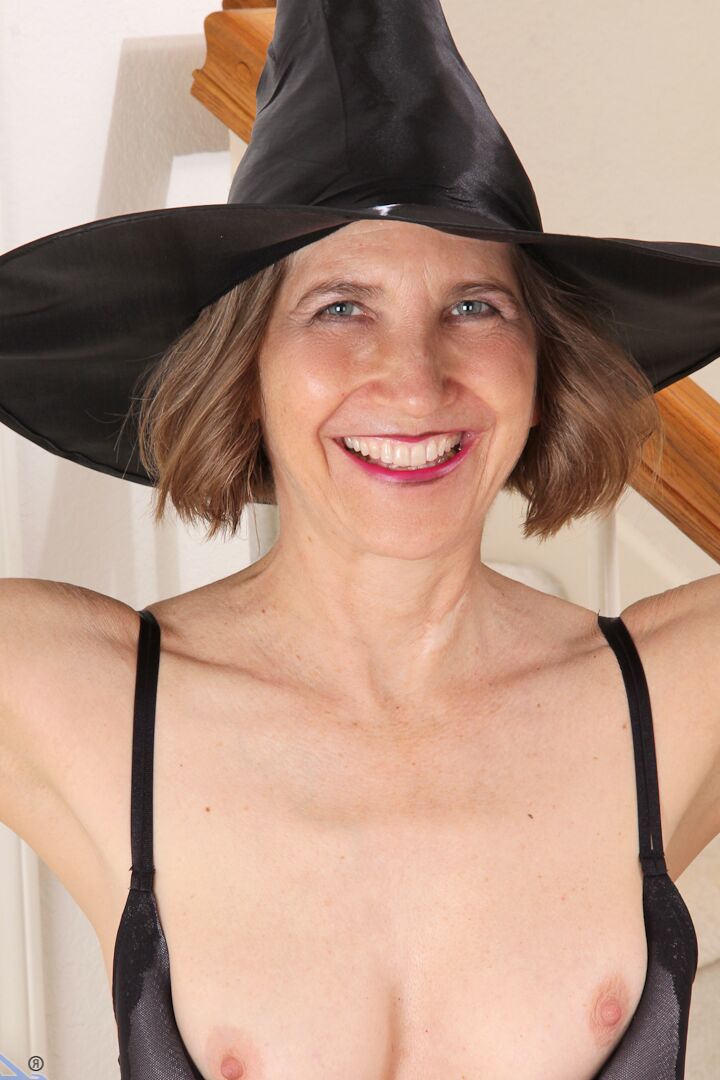 15P Old woman strips off her Witch attire before spreading her twat with red nails