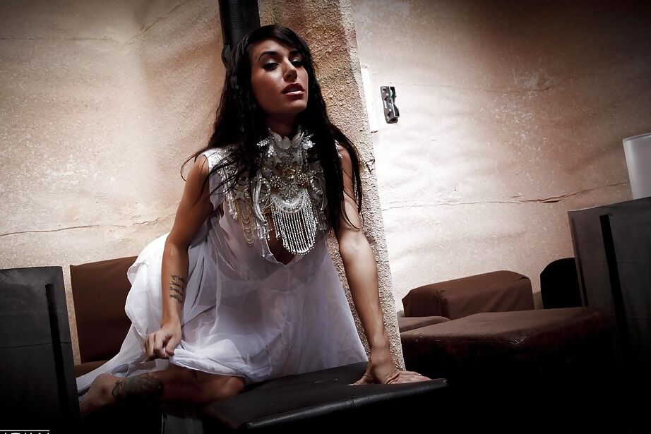 12P Peituda italiana gata Gia Dimarco se masturbando cosplay buceta de pornstar