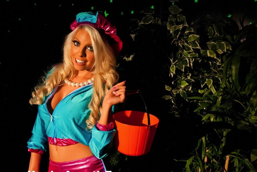 16P A linda loira Britney Amber se expõe enquanto faz doces ou travessuras