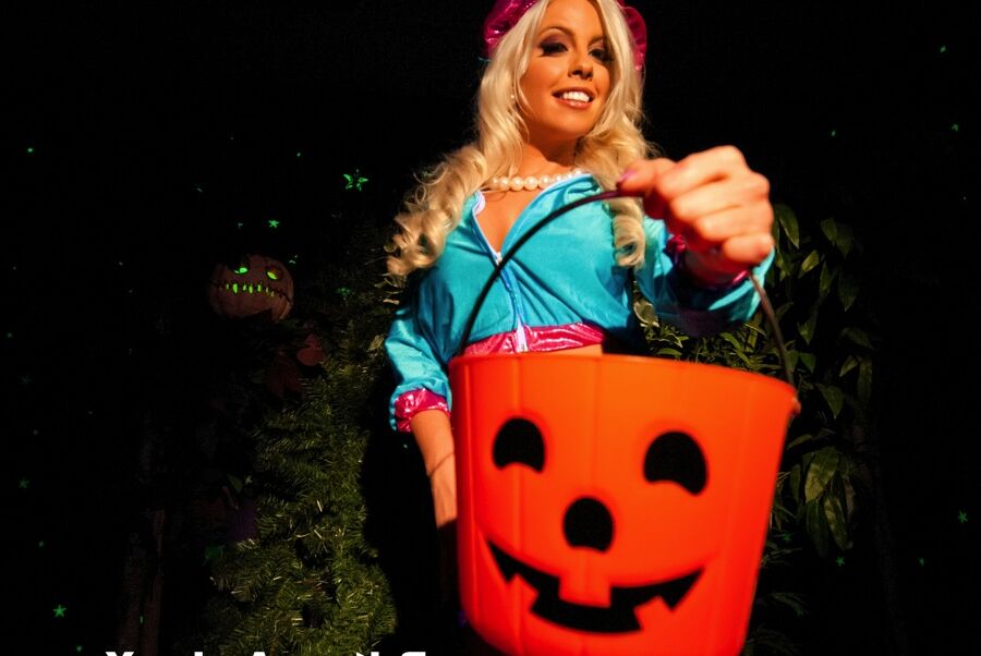 16P A linda loira Britney Amber se expõe enquanto faz doces ou travessuras