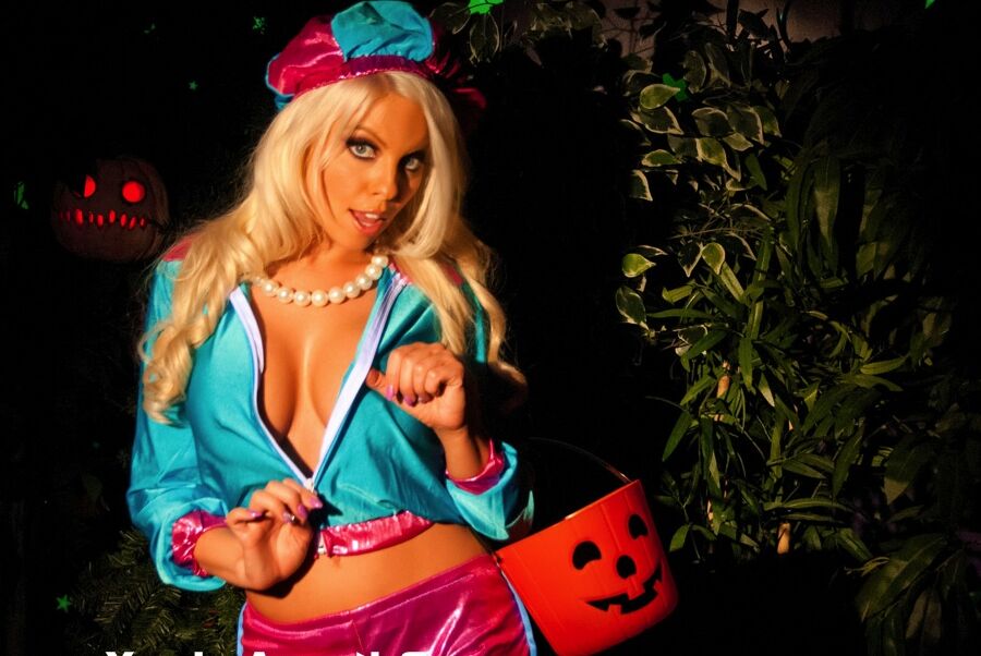 16P A linda loira Britney Amber se expõe enquanto faz doces ou travessuras