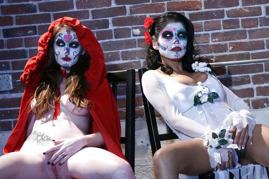 16P Cosplaying deixa a latina Alexis Amore e a pornstar Nikki Rhodes com tesão