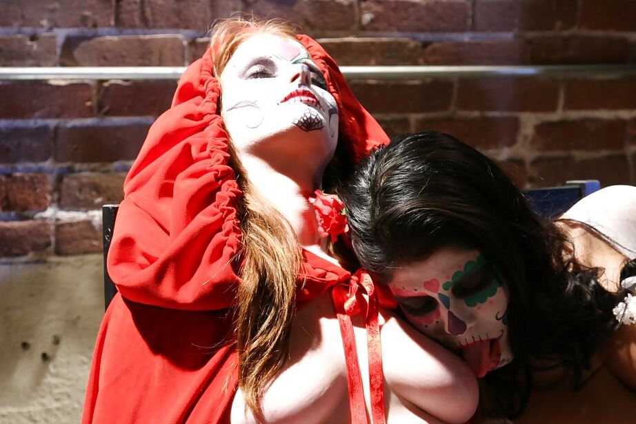 16P Cosplaying deixa a latina Alexis Amore e a pornstar Nikki Rhodes com tesão