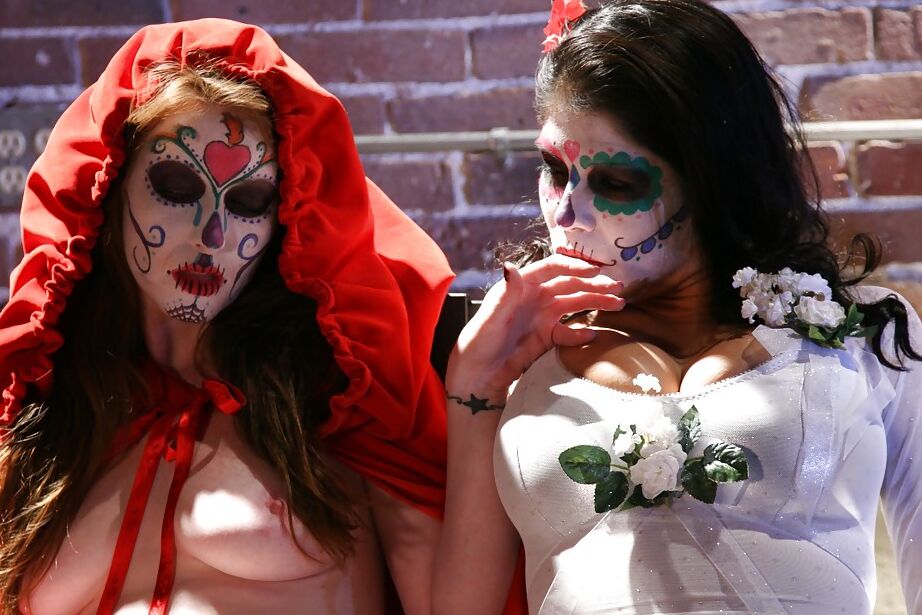 16P Cosplaying deixa a latina Alexis Amore e a pornstar Nikki Rhodes com tesão