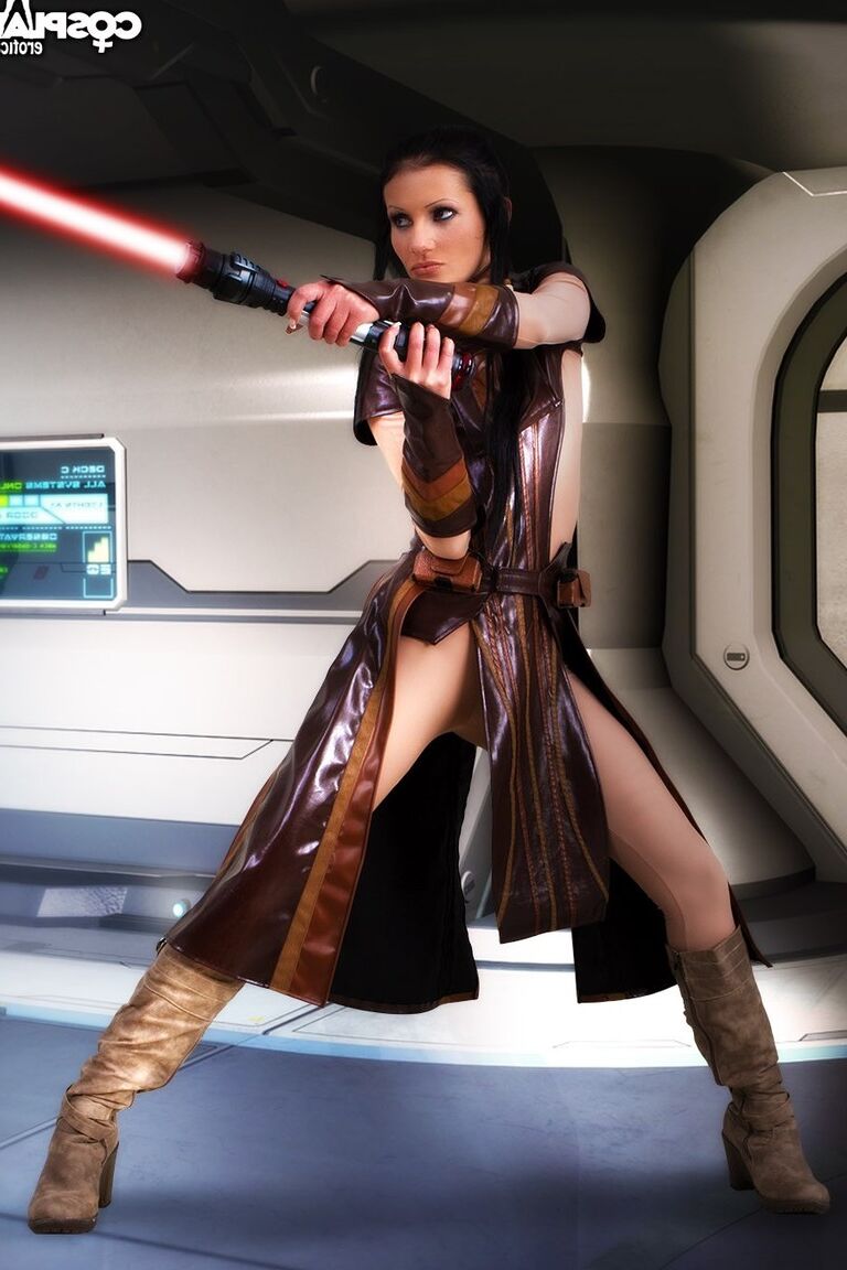 12P Chica caliente empuña un sable de luz antes de masturbarse con ropa de cosplay
