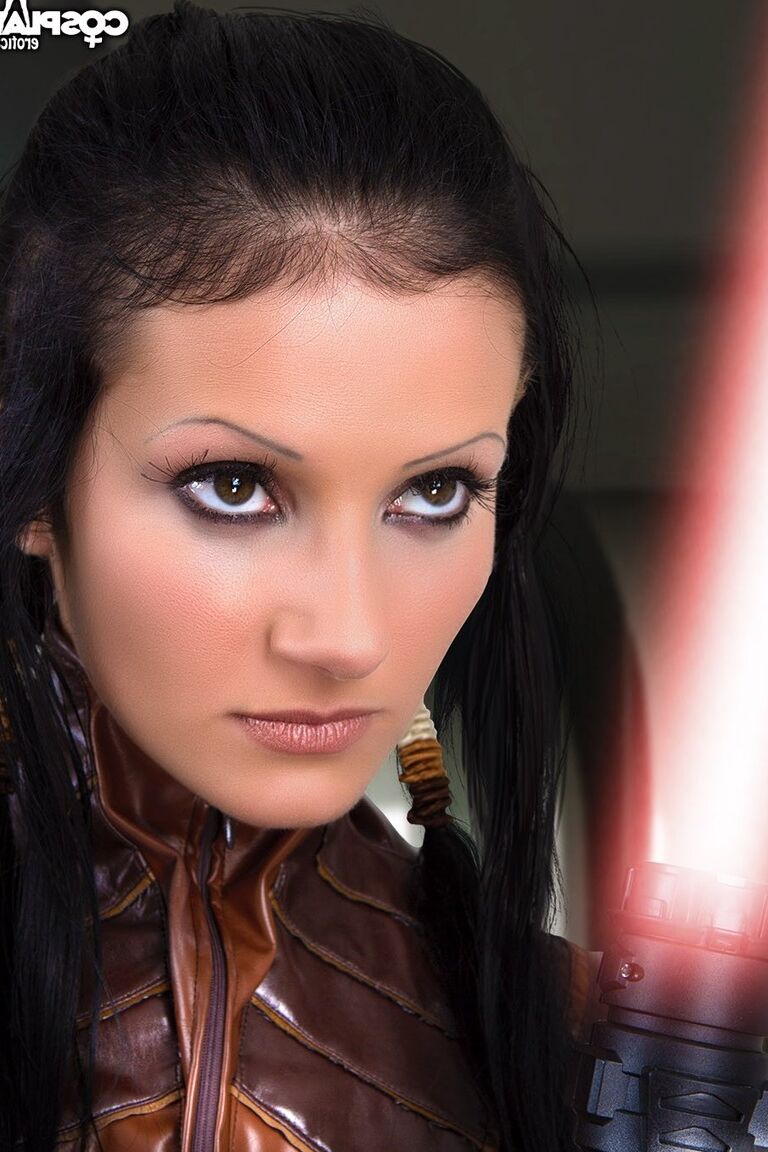 12P Chica caliente empuña un sable de luz antes de masturbarse con ropa de cosplay