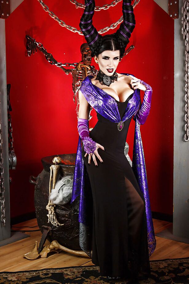 16P La sexy Romi Rain se trata de hacer cosplay con un vestido sexy