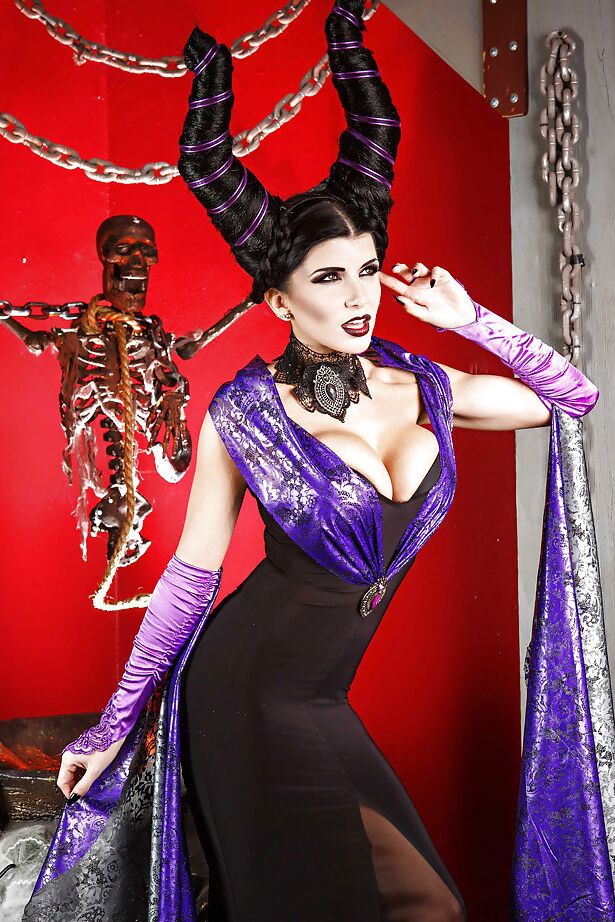 16P La sexy Romi Rain se trata de hacer cosplay con un vestido sexy