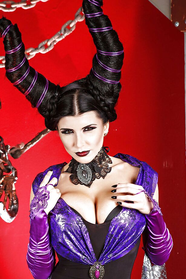 16P La sexy Romi Rain se trata de hacer cosplay con un vestido sexy