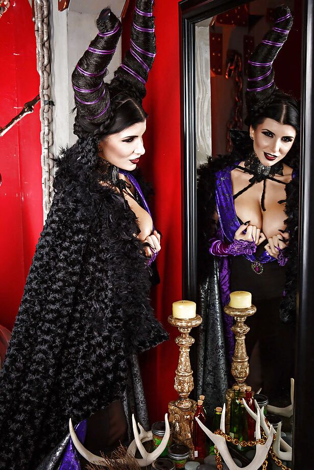 16P La sexy Romi Rain se trata de hacer cosplay con un vestido sexy