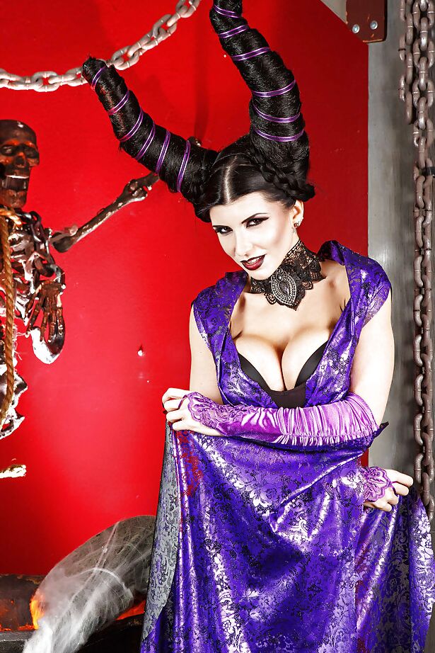 16P La sexy Romi Rain se trata de hacer cosplay con un vestido sexy