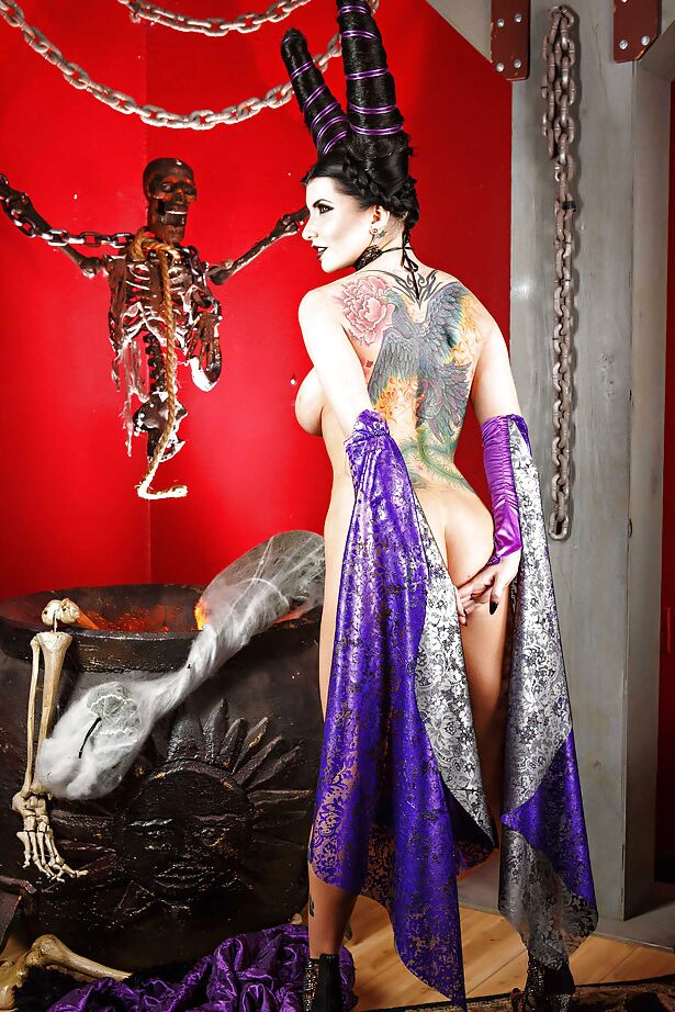 16P La sexy Romi Rain se trata de hacer cosplay con un vestido sexy