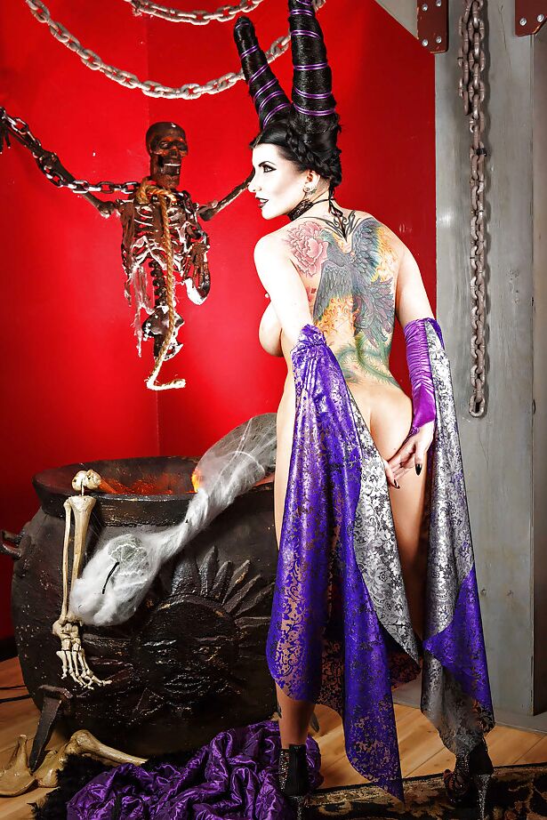 16P La sexy Romi Rain se trata de hacer cosplay con un vestido sexy