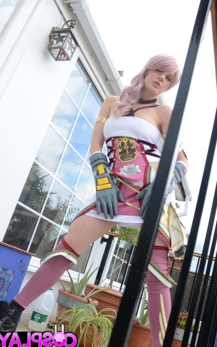 14P Samantha Bentley en tenue de cosplay caresse sa chatte avec un plug anal dans le cul