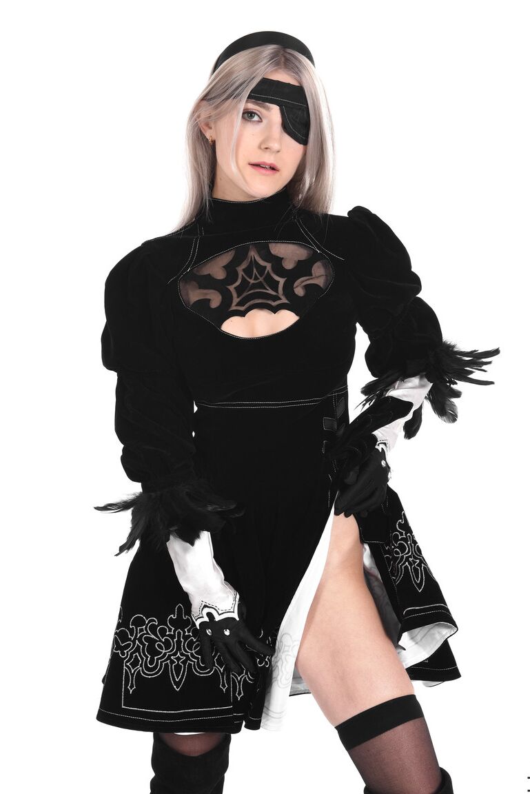 15P La rubia platino Eva Elfie se quita el traje de cosplay antes de masturbarse