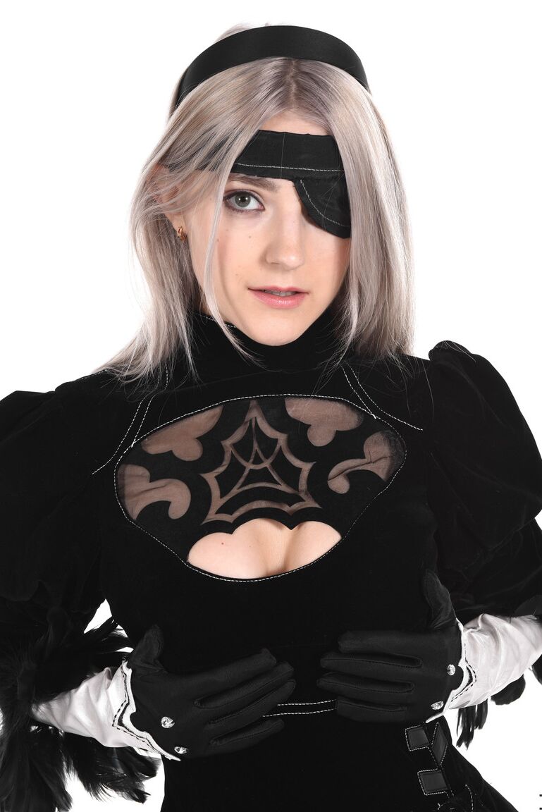 15P La rubia platino Eva Elfie se quita el traje de cosplay antes de masturbarse