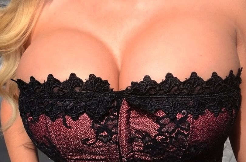 16P Dame blonde aux gros seins Summer Brielle Taylor pose en gros plan