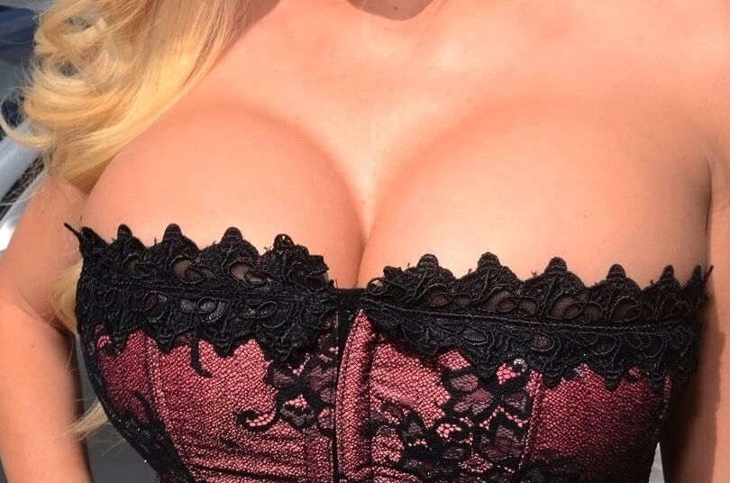16P Dame blonde aux gros seins Summer Brielle Taylor pose en gros plan