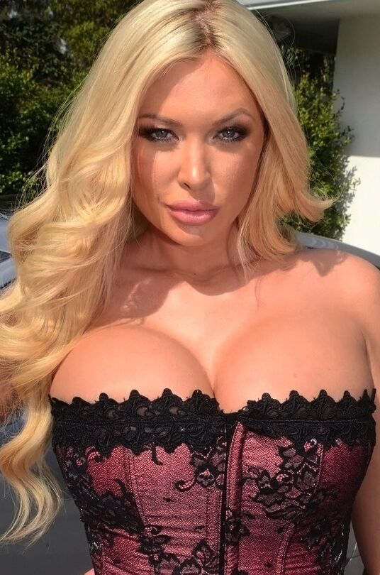16P Dame blonde aux gros seins Summer Brielle Taylor pose en gros plan