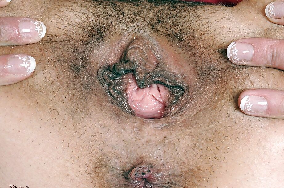 16P Mamie bien roulée sur talons hauts découvrant ses gros seins et sa chatte mal rasée