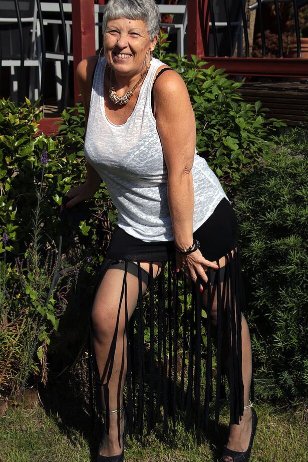 20P Sexy nan Savana revela seus peitos lindos em calcinha e meia-calça combinada com salto alto