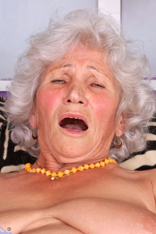 16P Abuela gorda se desnuda hasta las medias antes de tocar su vagina cachonda