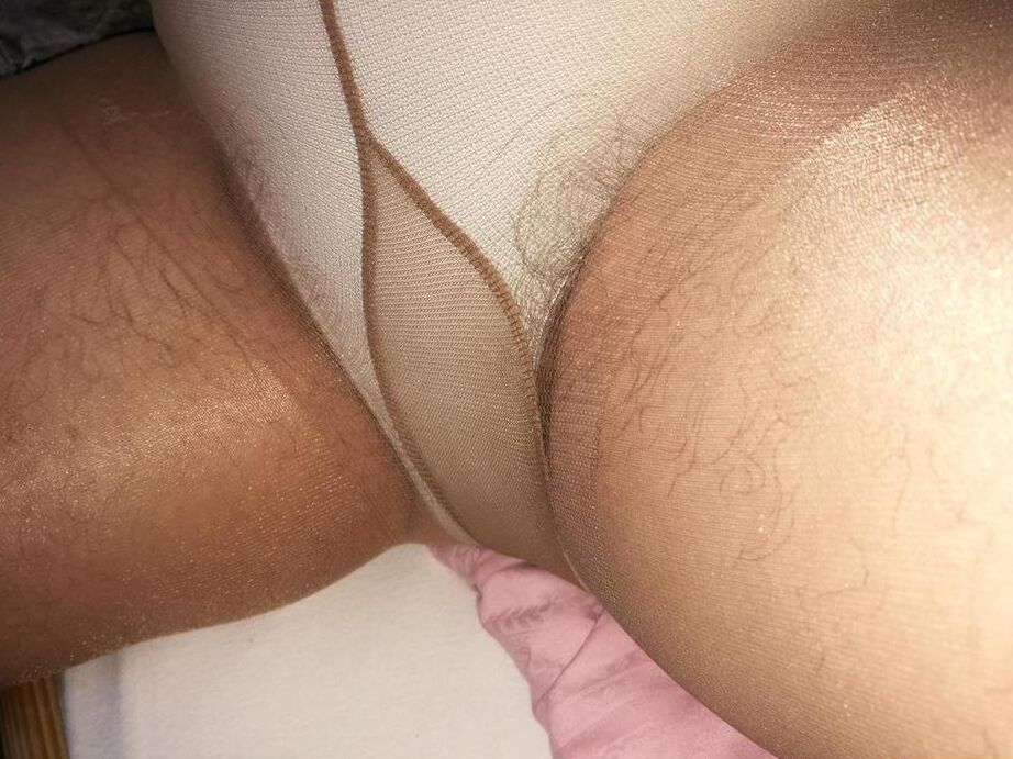 20P Avó distante Caro mostra pelos pubianos que escapam de sua calcinha levantada