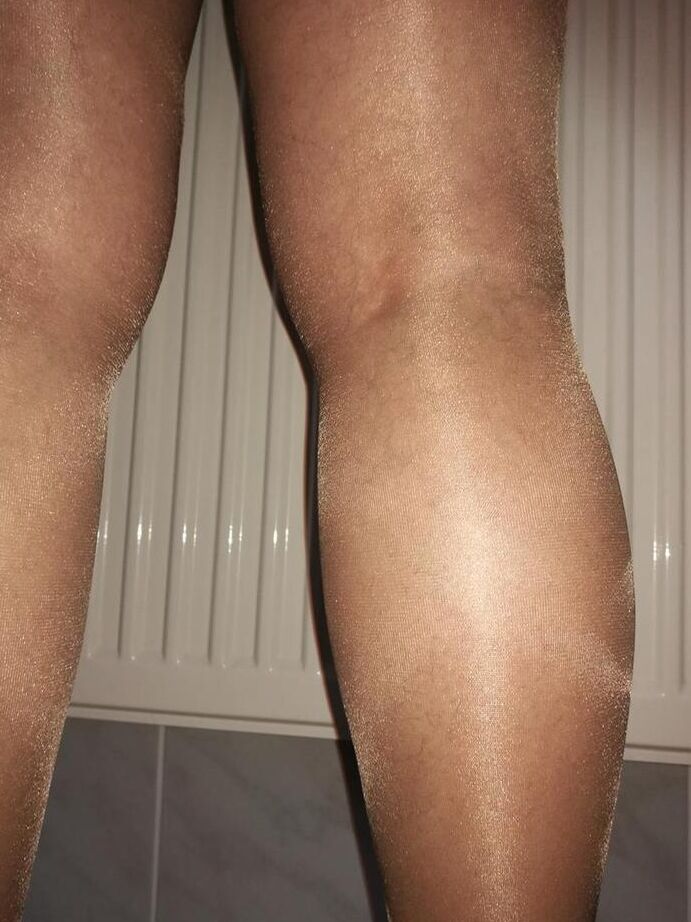 20P Avó distante Caro mostra pelos pubianos que escapam de sua calcinha levantada