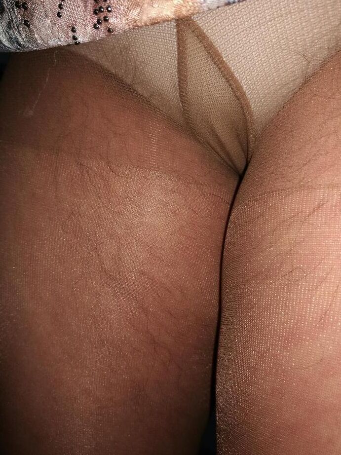 20P Avó distante Caro mostra pelos pubianos que escapam de sua calcinha levantada