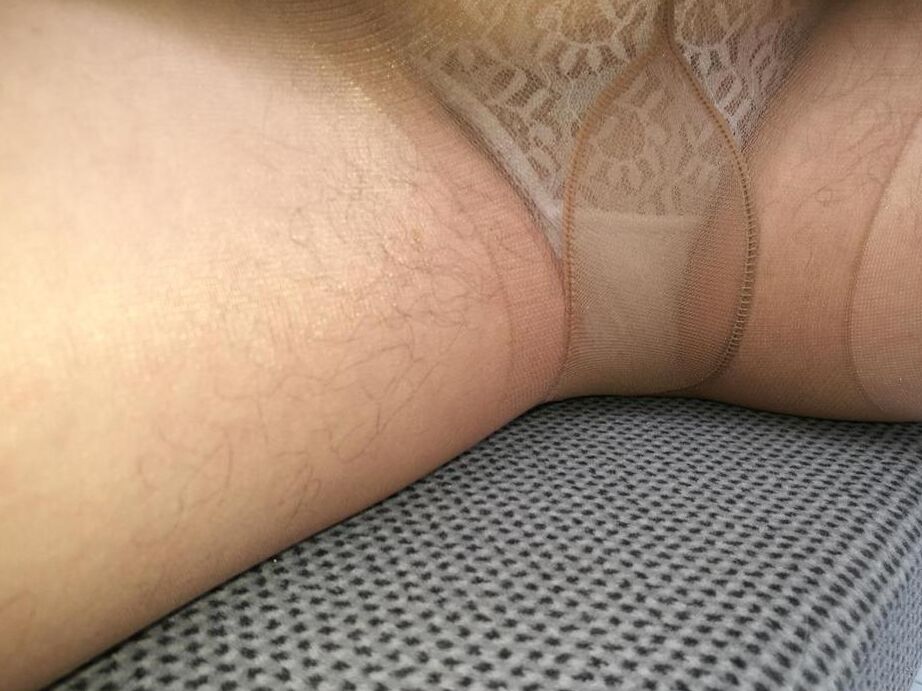 20P Avó distante Caro mostra pelos pubianos que escapam de sua calcinha levantada