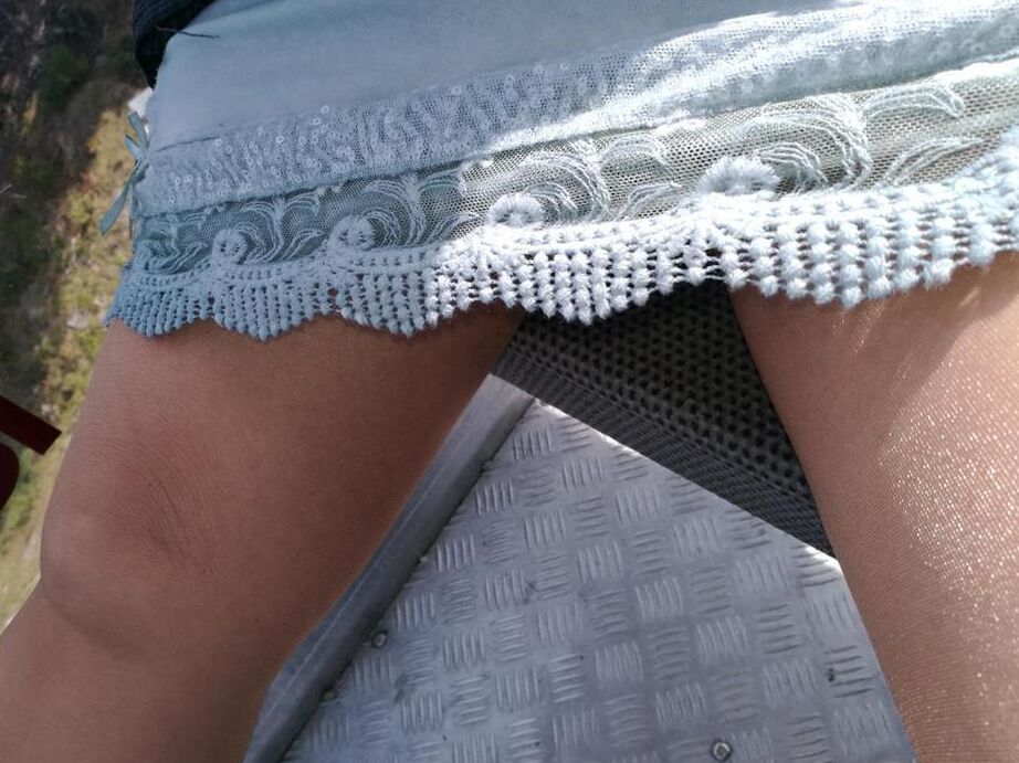 20P Avó distante Caro mostra pelos pubianos que escapam de sua calcinha levantada
