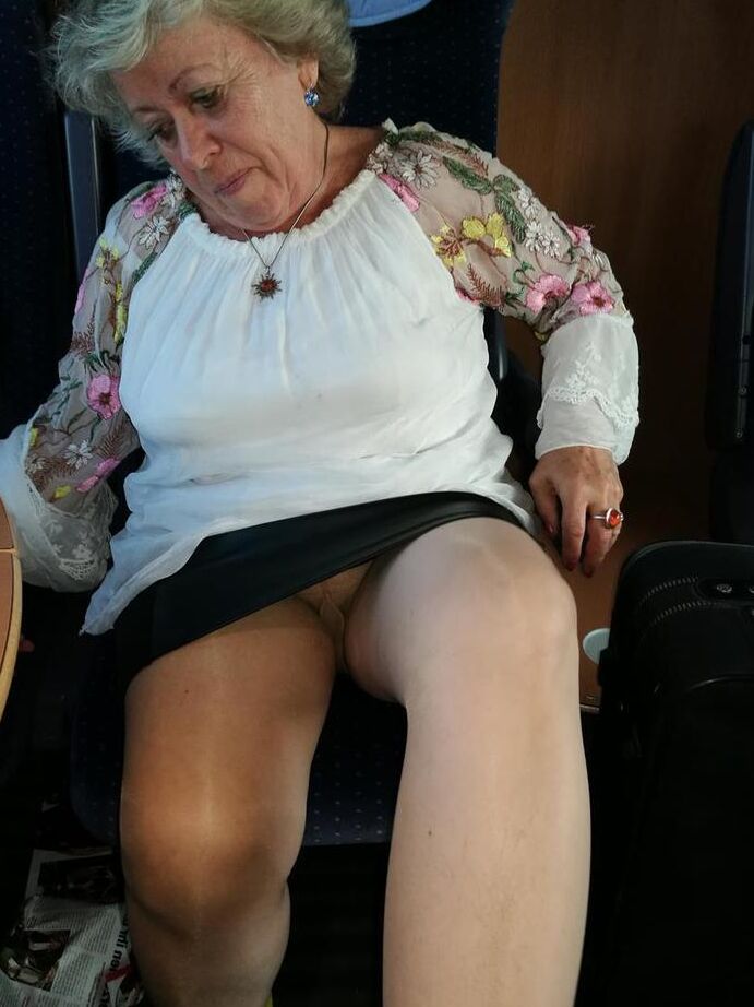 20P Avó distante Caro mostra pelos pubianos que escapam de sua calcinha levantada