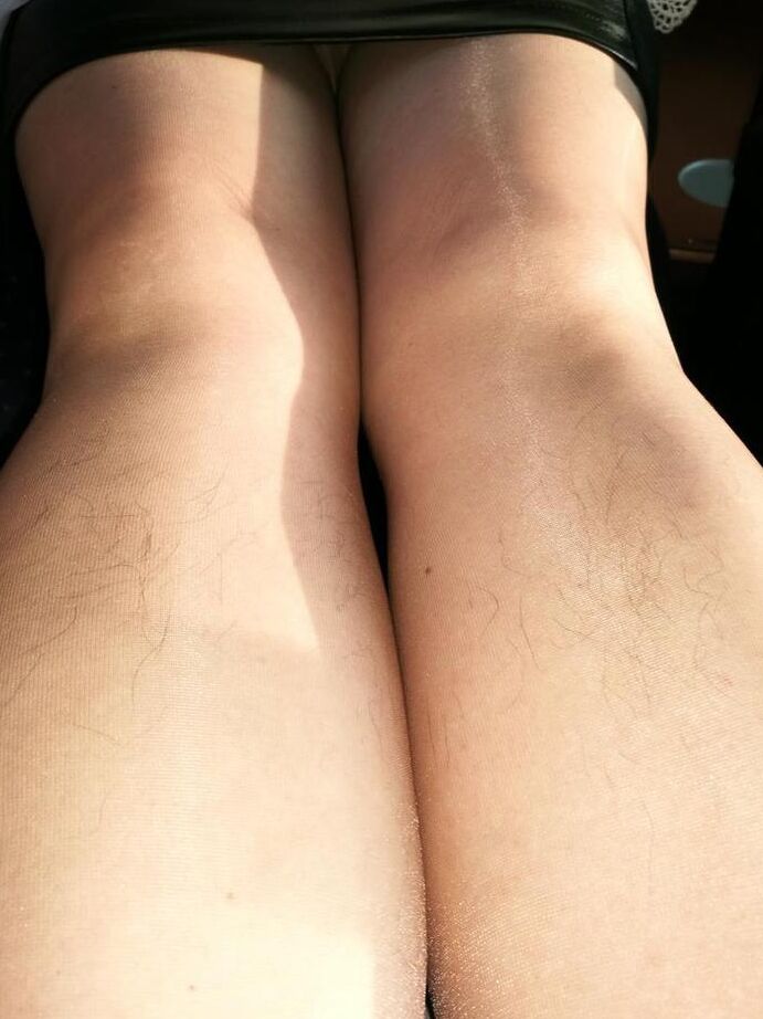 20P Avó distante Caro mostra pelos pubianos que escapam de sua calcinha levantada
