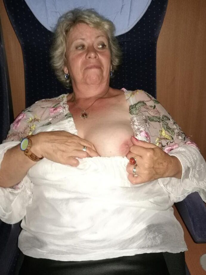 20P Avó distante Caro mostra pelos pubianos que escapam de sua calcinha levantada