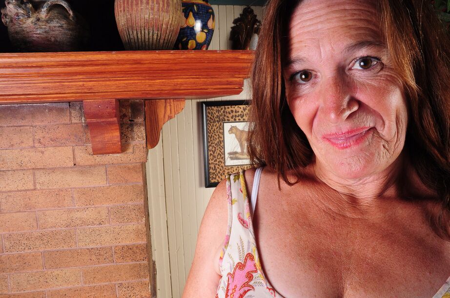 16P La abuela traviesa Anna se desabrocha el vestido y se baja las medias sin entrepierna