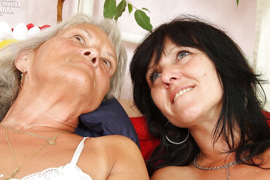 16P Madura traviesa tiene sexo lésbico con abuela en lencería de encaje