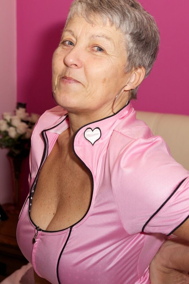 20P La abuela caliente Savana se pela para mostrar su cuerpo tonificado y sus grandes tetas