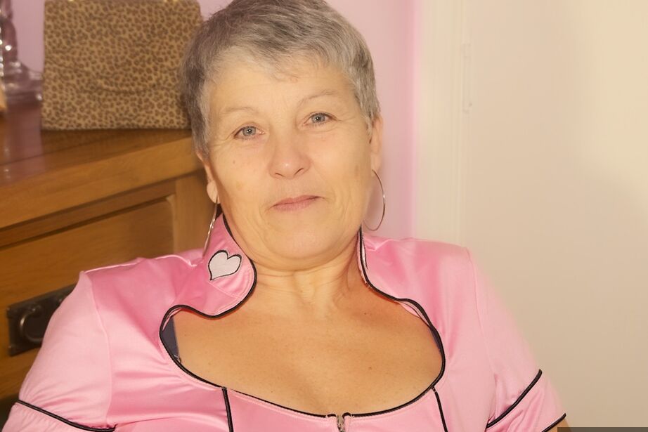 20P La abuela caliente Savana se pela para mostrar su cuerpo tonificado y sus grandes tetas